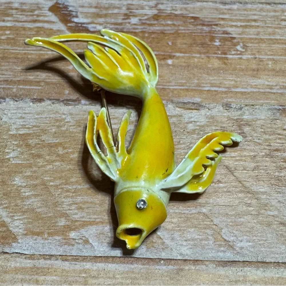 RARE Vintage Yelllow Enamel & Gold Fish Brooch w/Rhinestone Eye